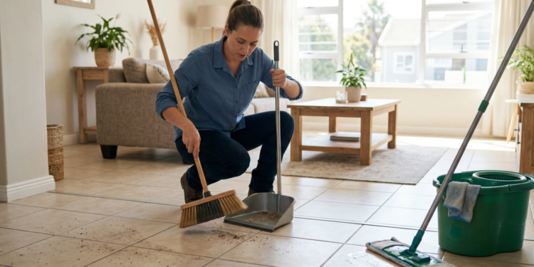 Poucas pessoas sabem por que é melhor varrer a casa antes de passar pano em dias secos