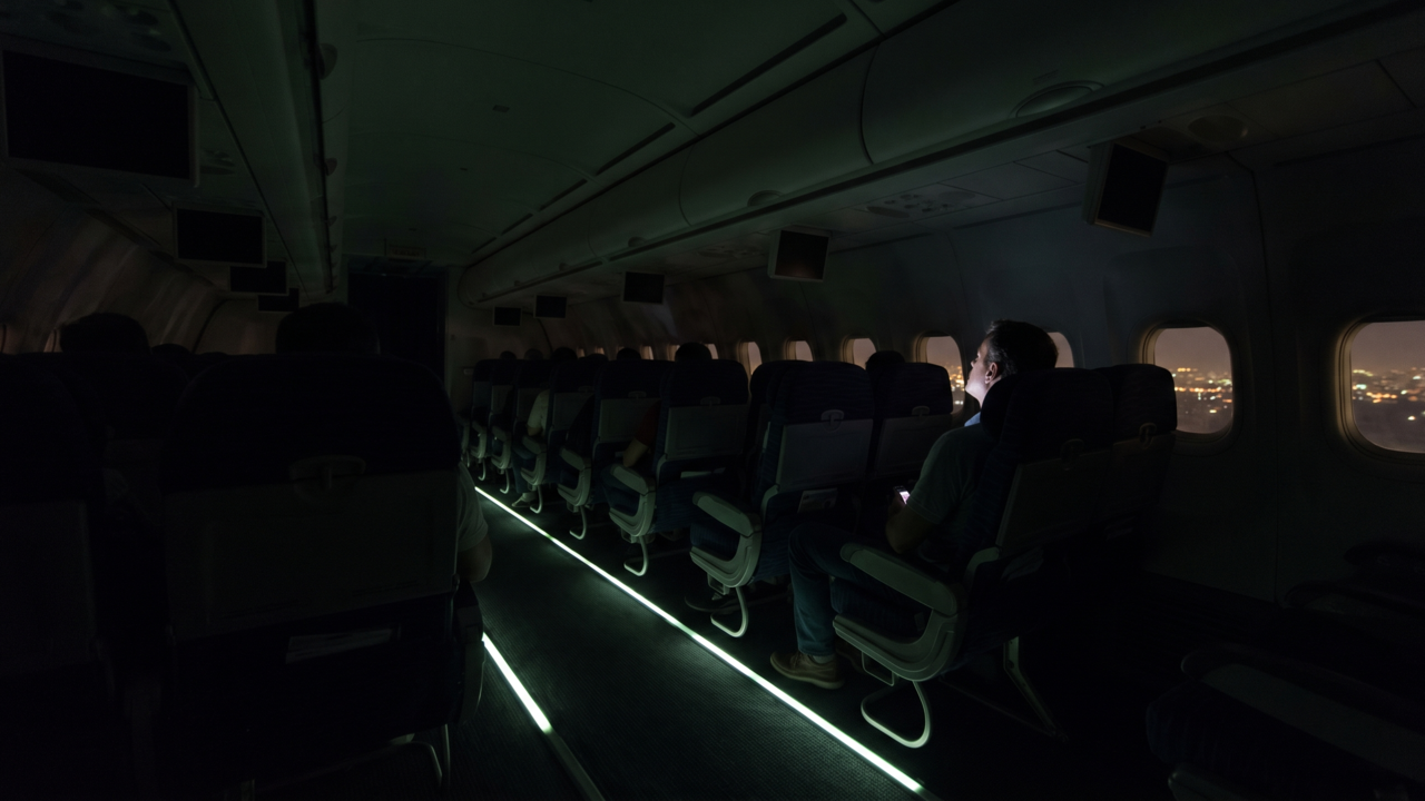 Por que os aviões sempre mantêm as luzes apagadas durante a decolagem e o pouso? A explicação tem a ver com segurança dos passageiros