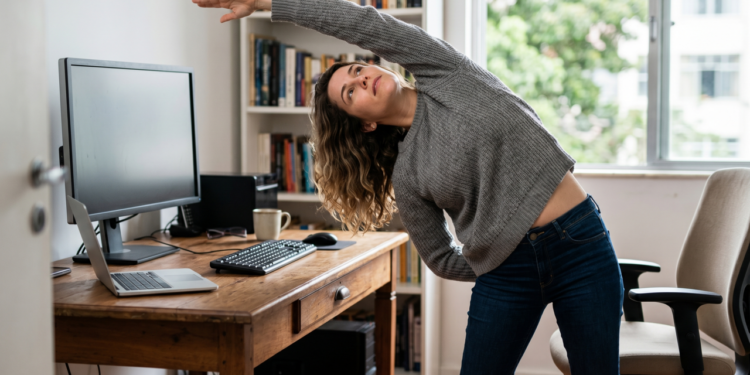 Os movimentos que mais ajudam quem passa o dia sentado a destravar o corpo e sentir menos peso nas costas ao longo da rotina