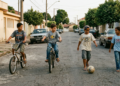 Pesquisas indicam que crianças que brincavam na rua sem supervisão nos anos 1990 estavam desenvolvendo o que especialistas hoje chamam de resiliência emocional
