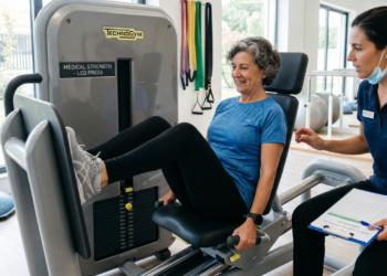 Especialistas em geriatria alertam: após os 60 anos é essencial fazer exercícios de força 2 vezes por semana, priorizar pernas, usar o peso do corpo e manter regularidade