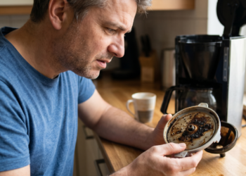 As partes da cafeteira que quase ninguém limpa e danificam o sabor do café