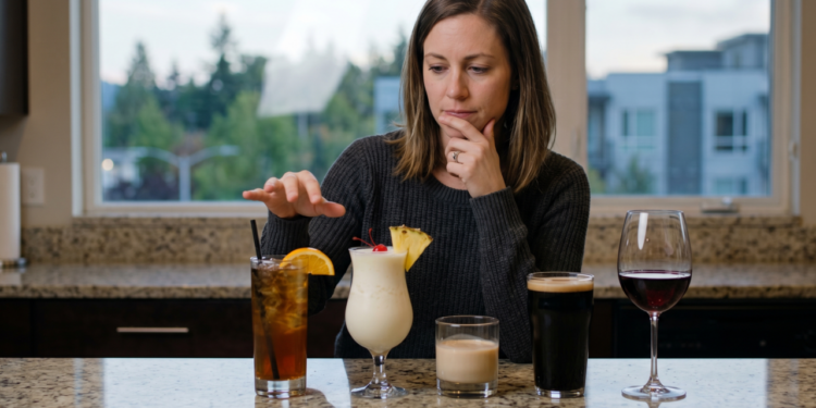 Poucos sabem qual bebida alcoólica tem mais calorias em um copo