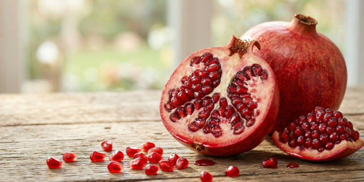 O que torna essa fruta um aliado natural para hidratação e nutrição, chamada de "a fruta da mulher"