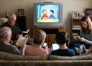De acordo com a psicologia, teve uma época em que quase toda criança crescia assistindo à mesma coisa. A gente sentava na frente da TV, ria das mesmas cenas. Hoje, esse cenário já não existe mais