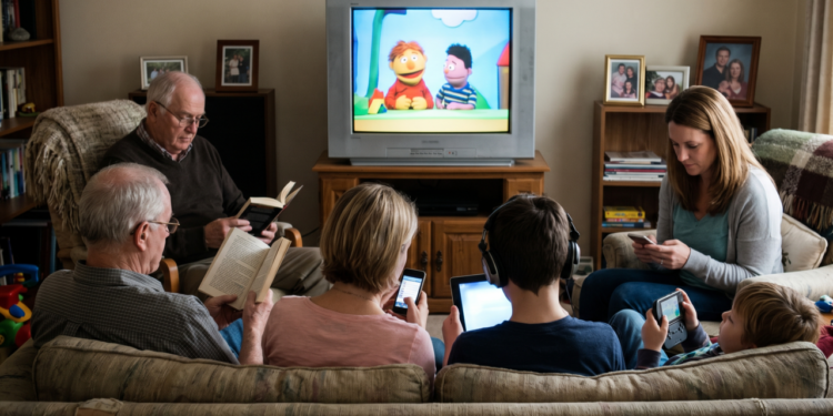 De acordo com a psicologia, teve uma época em que quase toda criança crescia assistindo à mesma coisa. A gente sentava na frente da TV, ria das mesmas cenas. Hoje, esse cenário já não existe mais