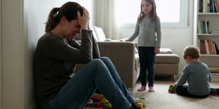 Pais expostos a mais conteúdos sobre criação respeitosa, regulação emocional e disciplina positiva do que qualquer geração anterior ainda relatam explosões de culpa depois de perder a paciência com os filhos, e essa contradição mostra como conhecer a teoria não impede o colapso de quem está exausto