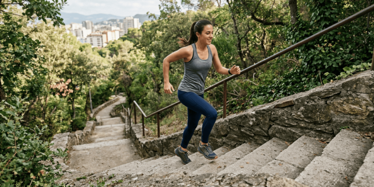 Especialistas em fisiologia afirmam que subir escadas pode trazer benefícios semelhantes aos da academia em certos casos