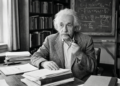 Reflexão de Albert Einstein: “A verdadeira inteligência aparece quando você aprende a ficar em silêncio.”