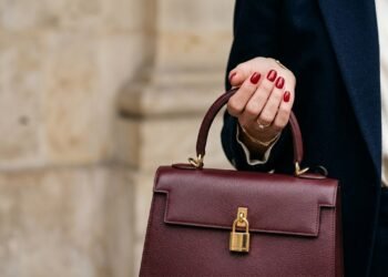 5 cores de esmalte que deixam suas mãos mais elegantes e fazem você se sentir mais confiante em qualquer ocasião