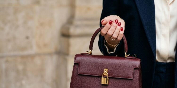 5 cores de esmalte que deixam suas mãos mais elegantes e fazem você se sentir mais confiante em qualquer ocasião