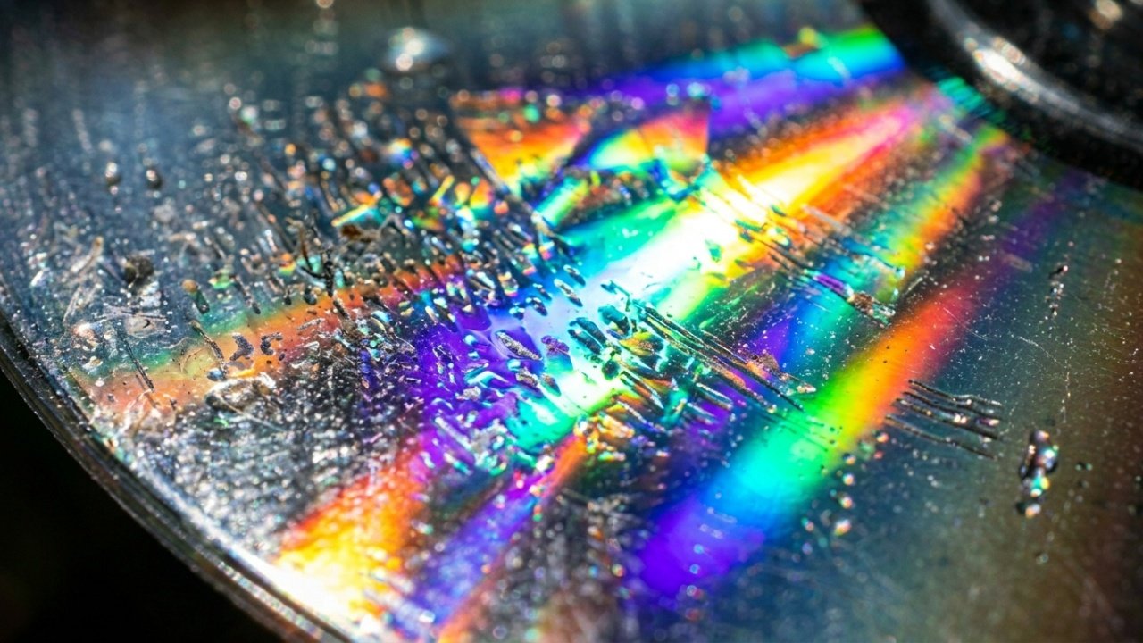 Explicar a função prática de pendurar CDs na varanda