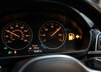 O que significa a setinha ao lado do ícone de combustível no painel do carro