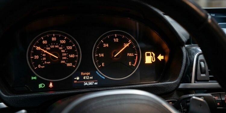 O que significa a setinha ao lado do ícone de combustível no painel do carro