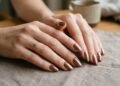 A cor de unha que está dominando o outono e deixa as mãos mais jovens e iluminadas