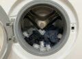 Colocar gelo na máquina de lavar: para que serve e por que pode melhorar o resultado das roupas
