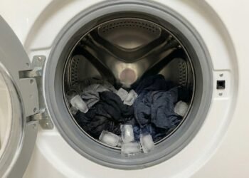 Colocar gelo na máquina de lavar: para que serve e por que pode melhorar o resultado das roupas