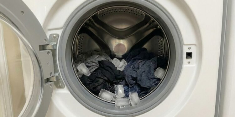 Colocar gelo na máquina de lavar: para que serve e por que pode melhorar o resultado das roupas