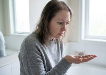 Vitaminas que fortalecem o cabelo: quais são as mais indicadas para evitar queda e estimular o crescimento saudável