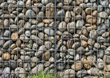 Por que os muros de pedra em gaiolas estão se tornando tendência em projetos residenciais