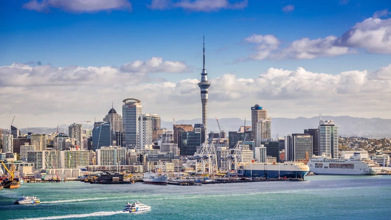 Irlanda, Malta, Nova Zelândia e Emirados Árabes Unidos abrem corrida por brasileiros com vistos de estudo e trabalho que prometem residência facilitada para quem chegar até o fim de 2026