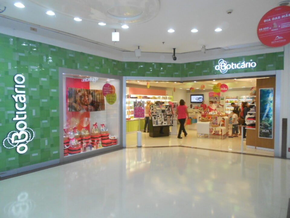 Os 4 perfumes femininos mais vendidos do O Boticário que fixam o dia inteiro e mais rendem elogios em encontros e dates