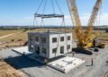 A casa de concreto pré-moldado que pode ser entregue pronta no terreno e reduz custos de construção em até semanas