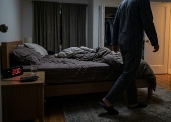 Por que acordar várias vezes para urinar prejudica o descanso e que hábitos ajudam a diminuir esse problema, segundo especialistas