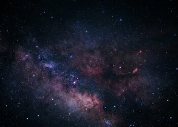 A escuridão do universo não acontece por falta de estrelas, mas por um fenômeno muito mais complexo que desafia a lógica de quem olha para o céu