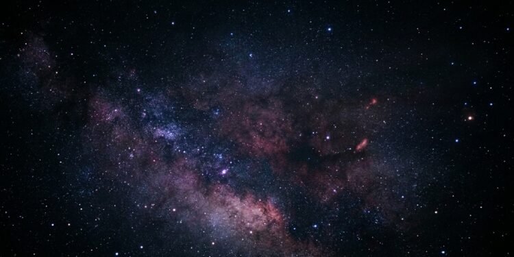 A escuridão do universo não acontece por falta de estrelas, mas por um fenômeno muito mais complexo que desafia a lógica de quem olha para o céu