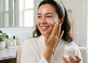 Hidratante não é só para pele seca: 4 motivos para usar todos os dias e manter o rosto saudável e jovem