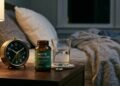 Tomar suplemento antes de dormir ajuda ou atrapalha? O que especialistas explicam sobre esse hábito