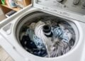 Lavar toalhas na máquina é prático, mas especialistas recomendam um cuidado essencial