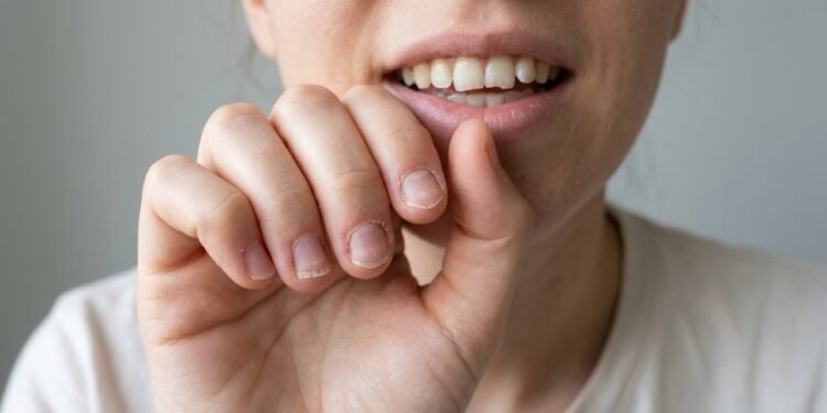 Roer unhas pode afetar a saúde bucal e desgastar os dentes: entenda os riscos e como parar