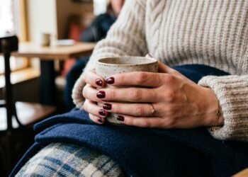 Os tons de esmalte que vão dominar o inverno e deixar suas mãos mais sofisticadas
