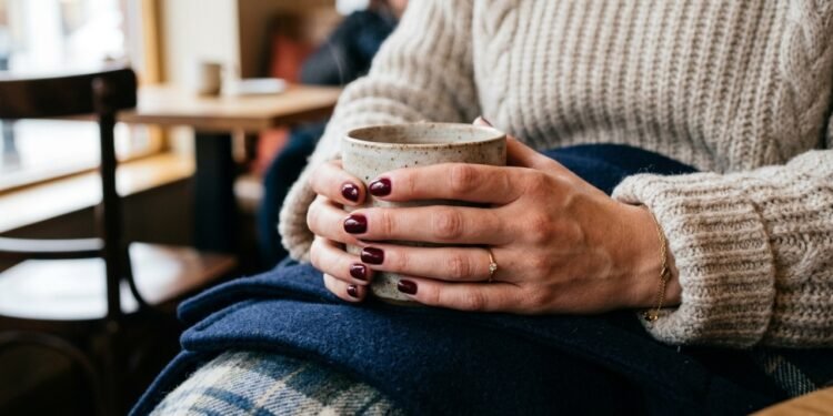 Os tons de esmalte que vão dominar o inverno e deixar suas mãos mais sofisticadas