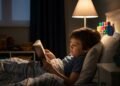 Pesquisa revela que crianças que leem antes de dormir têm melhor desempenho escolar e habilidades cognitivas mais desenvolvidas