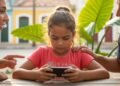 Estudos afirmam que crianças com tempo limitado em dispositivos digitais têm melhor capacidade de autorregulação e habilidades sociais