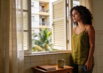 A maioria das pessoas não percebe que quem se afasta de certos familiares não está sendo frio, está protegendo a própria saúde emocional