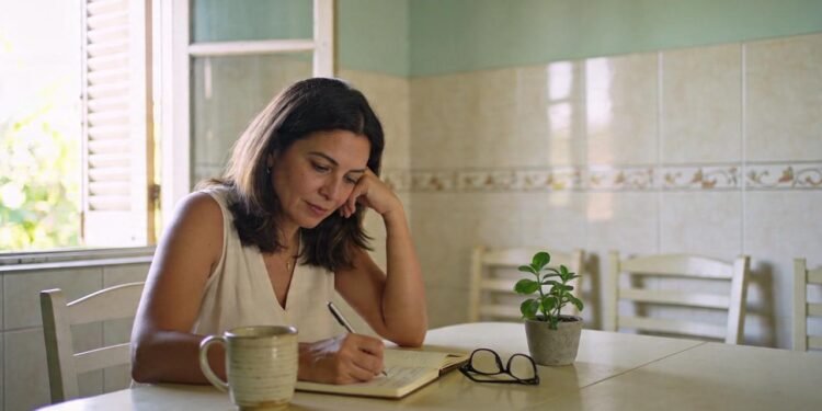 A psicologia diz que a parte mais difícil do crescimento dos filhos não é a saudade da infância, mas renegociar a própria identidade após anos de dedicação