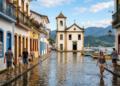 Uma cidade onde o mar invade as ruas de propositalmente para limpar conquista com seu patrimônio histórico no Brasil