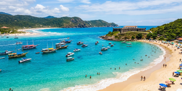 A sétima cidade mais antiga do Brasil, tem praia com selo Bandeira Azul e mais de cem lojas de biquíni
