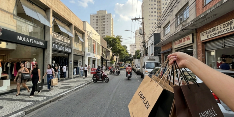 Os 2 lugares onde o Brasil inteiro compra roupas de atacado para usar e revender e a moda nasce antes de chegar às vitrines