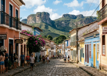 Com 152 mil hectares e 38 trilhas, a "Cidade dos Diamantes" baiana revela águas azul-turquesa em grutas milenares