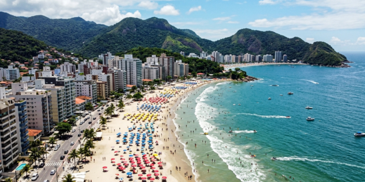 Com 27 praias a 95 km de São Paulo, a Pérola do Atlântico tem a praia mais premiada da América do Sul