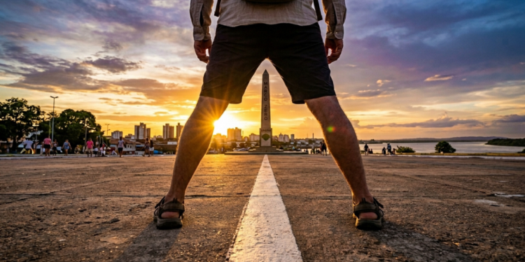 A "Capital do Meio do Mundo" é a única onde você coloca um pé no norte e outro no sul no Brasil