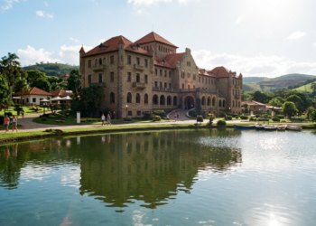 Com um castelo de 1944 que oferece banho de lama e a maior reserva de um metal raro do mundo, essa cidade surpreende em Minas Gerais