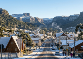 A “Suíça Catarinense” já registrou u frio de −17°C e neve, revelando um cenário gelado de montanhas e cânions