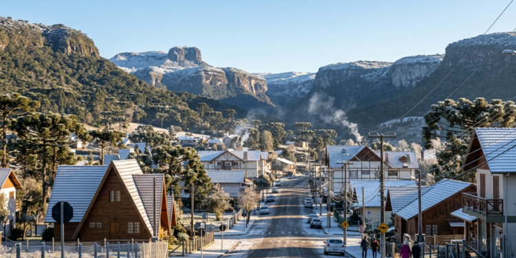 A “Suíça Catarinense” já registrou u frio de −17°C e neve, revelando um cenário gelado de montanhas e cânions