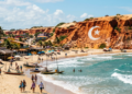 Uma vila do Ceará com praias e montanhas veermelhas de 30 metros revelada por franceses que até hoje é um destino cobiçado